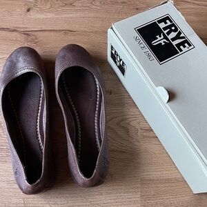 Frye Carson Ballet Flats for Women Featuring Premium Tumbled Leather Shoes Sz 7M